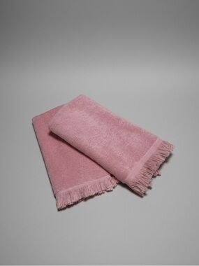 NWT Set of 2 Dusty Rose Fringed Hand Towels